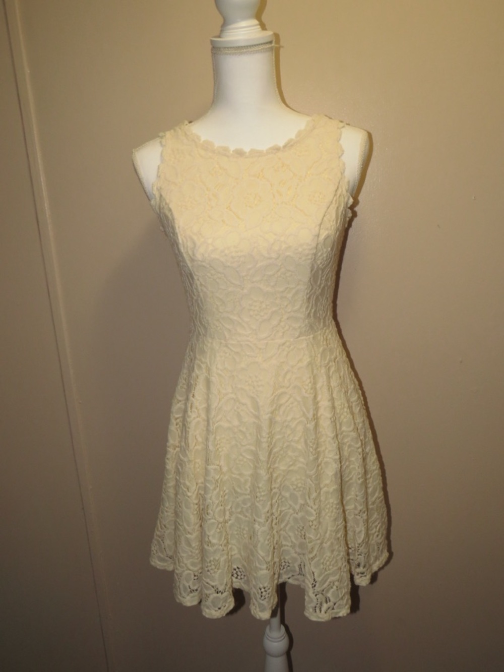City Studios Women’s (Juniors) Cream Lace Mini Dress. Size 5